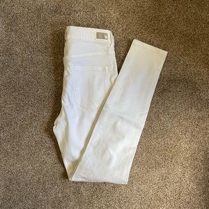 White distressed jeans